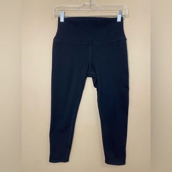 ALO Yoga Black High-Waisted Airbrush Capri Leggings - Picture 4 of 11